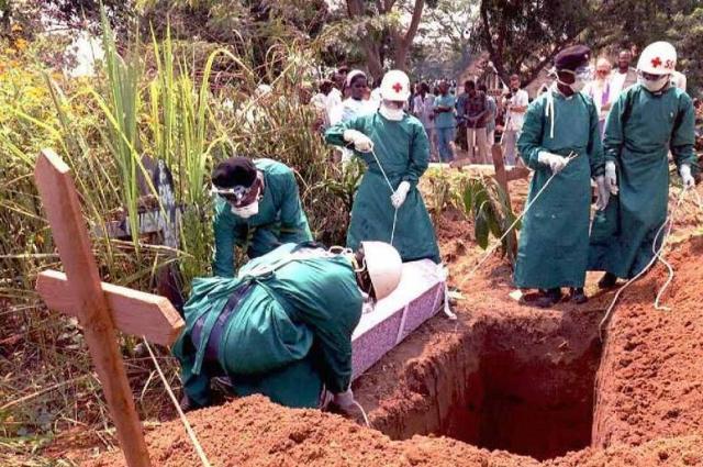 Ebola temetés védőfelszerelésben.