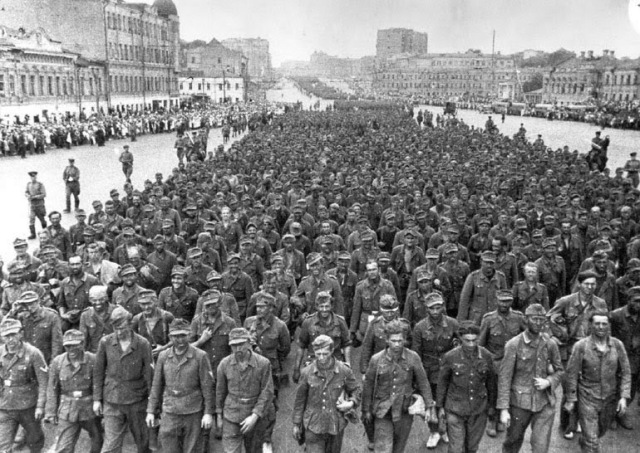 Német hadifoglyok Moszkvában 1944. - Archiv. RIA Novosztyi Georgy Petrusov