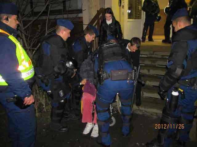 Rokkantat lakoltat ki a 'jól kiképzett' rendőrség Újpesten